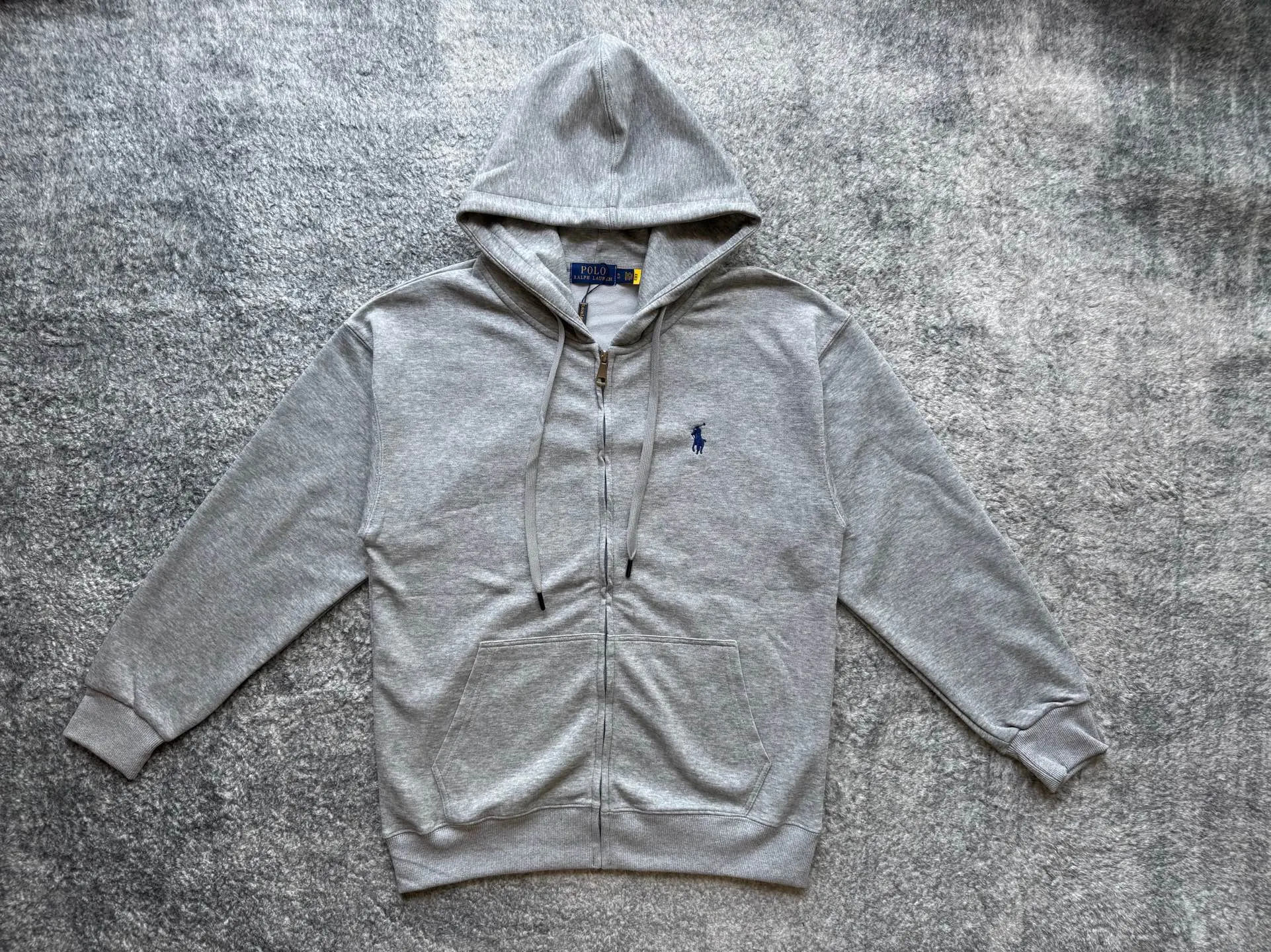 P186 Polo Ralph Lauren SS22 classic solid color logo embroidered long-sleeved hooded sweatshirt. This hooded zipper sweatshirt has outer seam design as the highlight. The details are interesting but not too high-profile. The black bottom is paired with a silver zipper. The overall look is low-key and neat, and the texture is very online. The version is relatively loose, making it very comfortable to wear. The style is more relaxed and does not pick on people or occasions. It looks very stylish when worn alone, and it’s totally OK when paired with a T-shirt. It is versatile when paired with jeans or khakis. It is casual and not sloppy. It can be easily used for commuting, parties and daily life. It is the kind of item that is often worn in the wardrobe but is reluctant to change. Color: Black Gray Navy Size Clothes length Shoulder width Bust Sleeve length Recommended weight S 69 56 54 54 115-130 M 71 59 57 55 130-155 L 73 62 60 56 155-175 XL 75 65 63 57 175-200